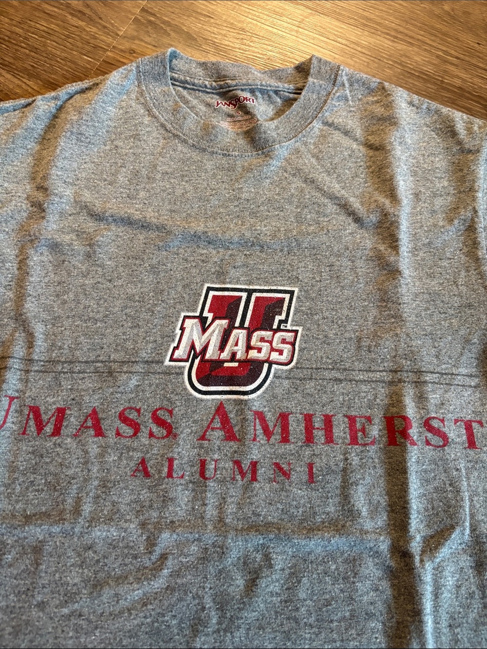 NEW Jansport Gray UMass Amherst Alumni Logo Tee with Red Print - Picture 3 of 4